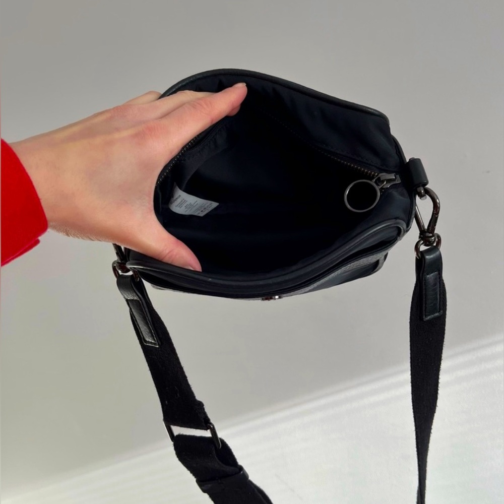 *FIRM* Lululemon Now And Always Crossbody Mini 3L Bag From 2019 - Picture 4 of 9